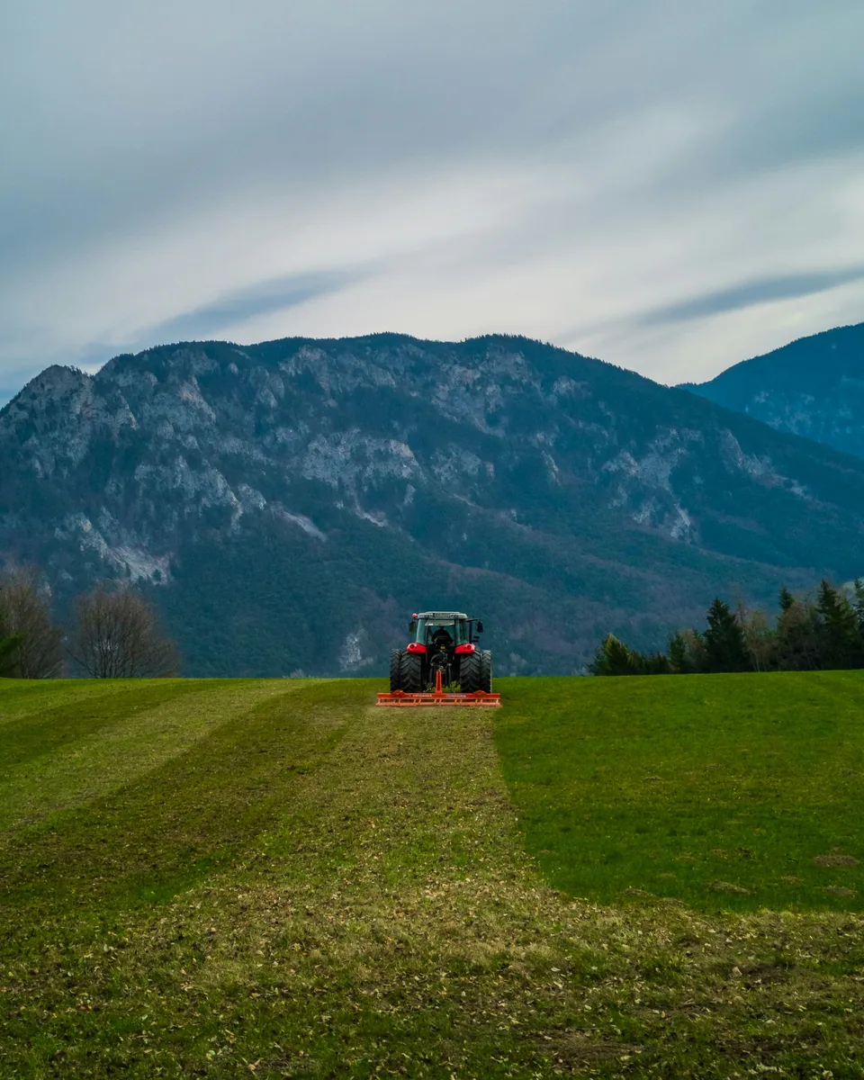 Berater in einer freundlichen bayerischen Ortslage